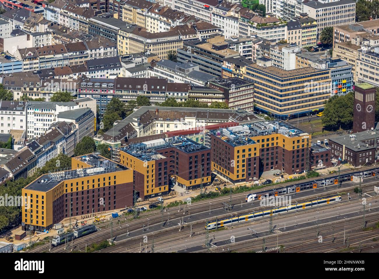 Luftaufnahme, Baustelle und HotelNeue Gebäude für das Adina Apartment Hotel, Hampton by Hilton und Premier Inn in Düsseldorf Hbf Stadtmitte in Düs Stockfoto