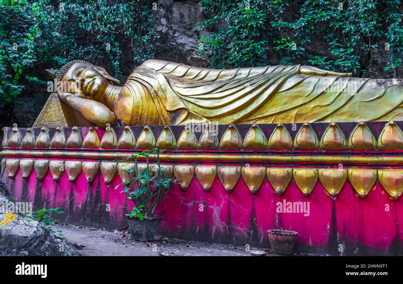 Schlafende buddha-Statue auf dem Hügel Phousi, Wat Chom Si Luang Prabang. Stockfoto