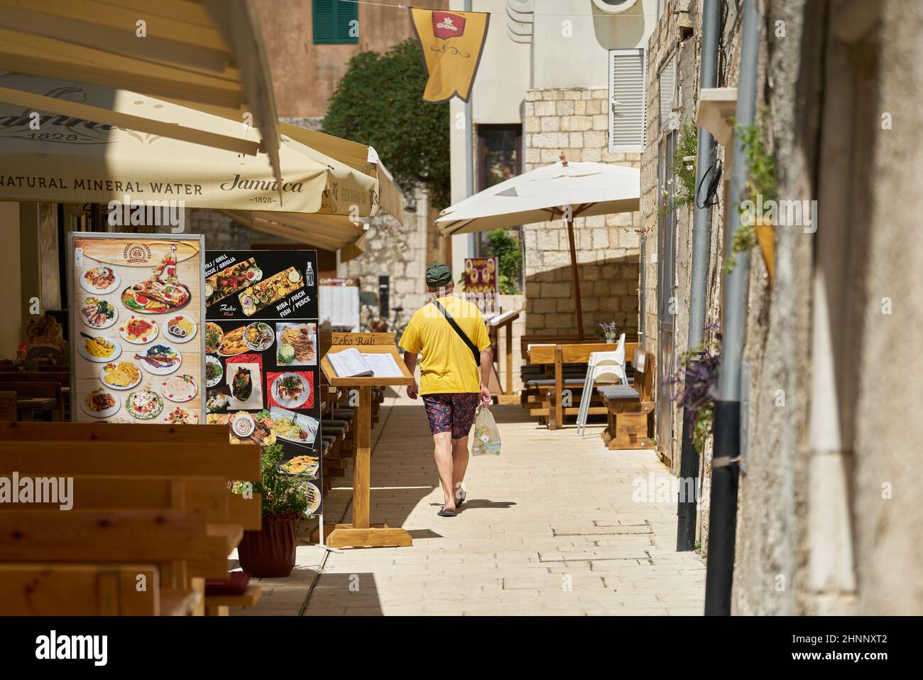 Historische Gasse mit vielen Restaurants in der Altstadt von Rab in Kroatien Stockfoto