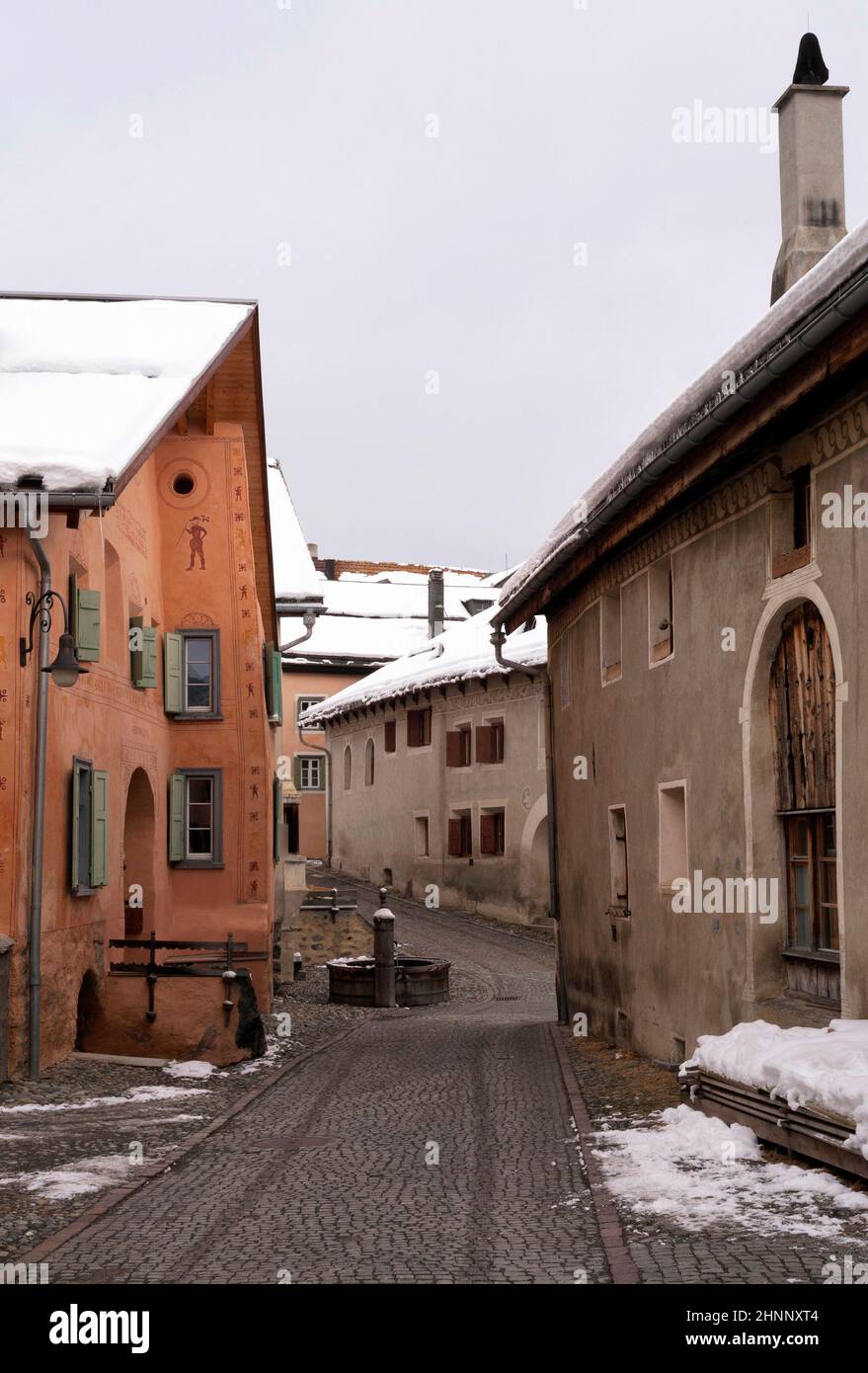 Pittoreske Straße im Schweizer Dorf Guarda Stockfoto