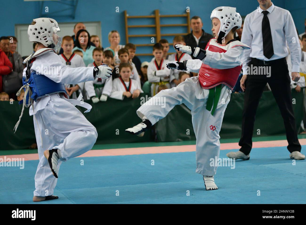 Orenburg, Russland - 19. Oktober 2019: Jungen treten im Taekwondo an Stockfoto