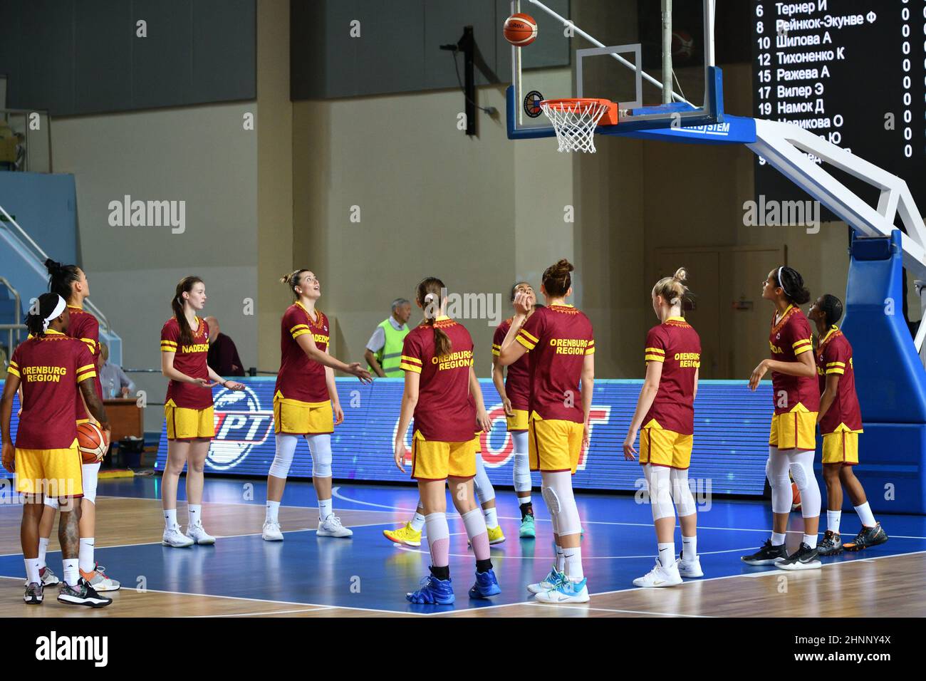 Orenburg, Russland – 6. Oktober 2019: Mädchen spielen Basketball. Stockfoto