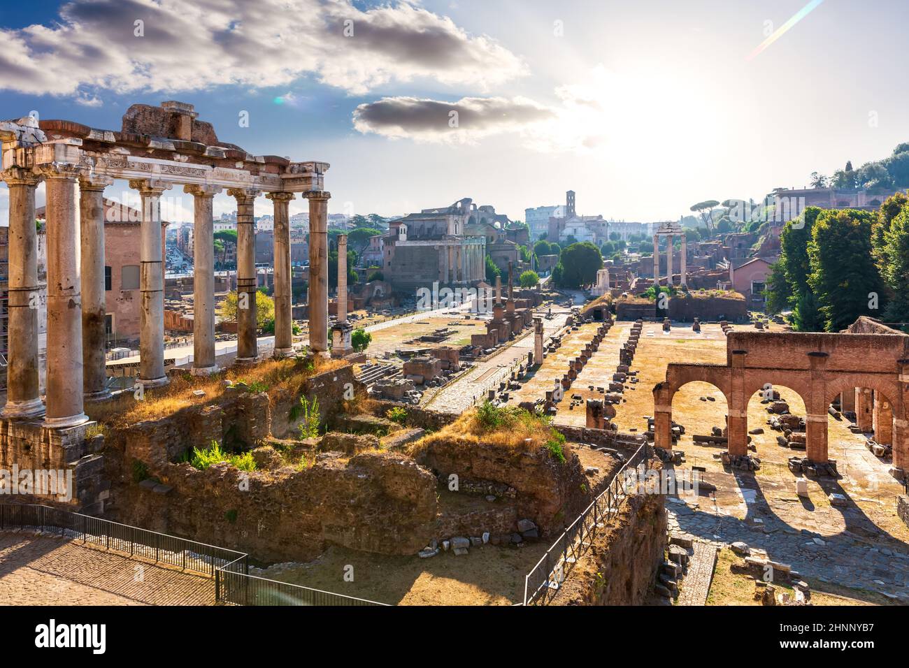Geheimnisvolle Ruinen des römischen Forums bei Sonnenuntergang, Rom, Italien Stockfoto