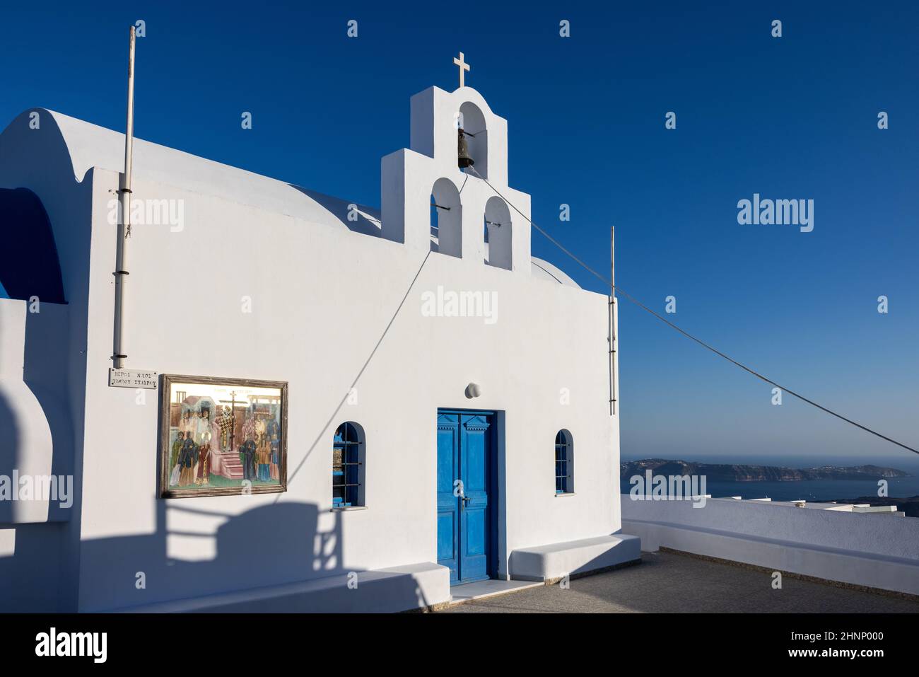 Schöne weiße traditionelle griechische ortodox Kirche in Imergovigli auf Santorini Insel. Stockfoto