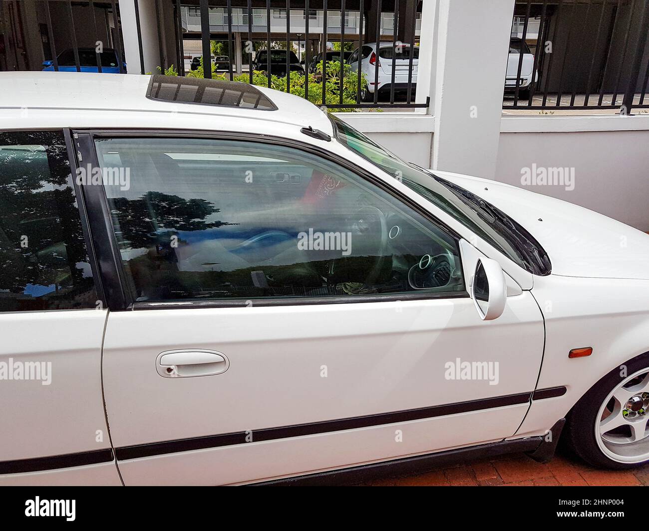 Kleines weißes Auto in Newlands, Kapstadt, Südafrika. Stockfoto
