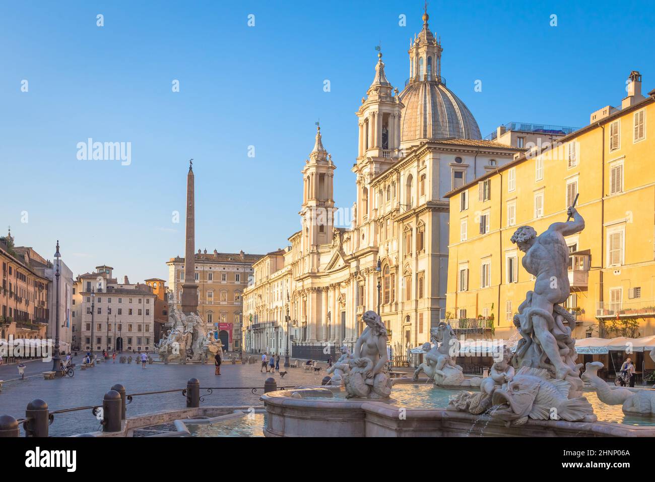 Sonnenaufgang über den Gebäuden der Piazza Navona (Navona-Platz) in Rom, Italien Stockfoto