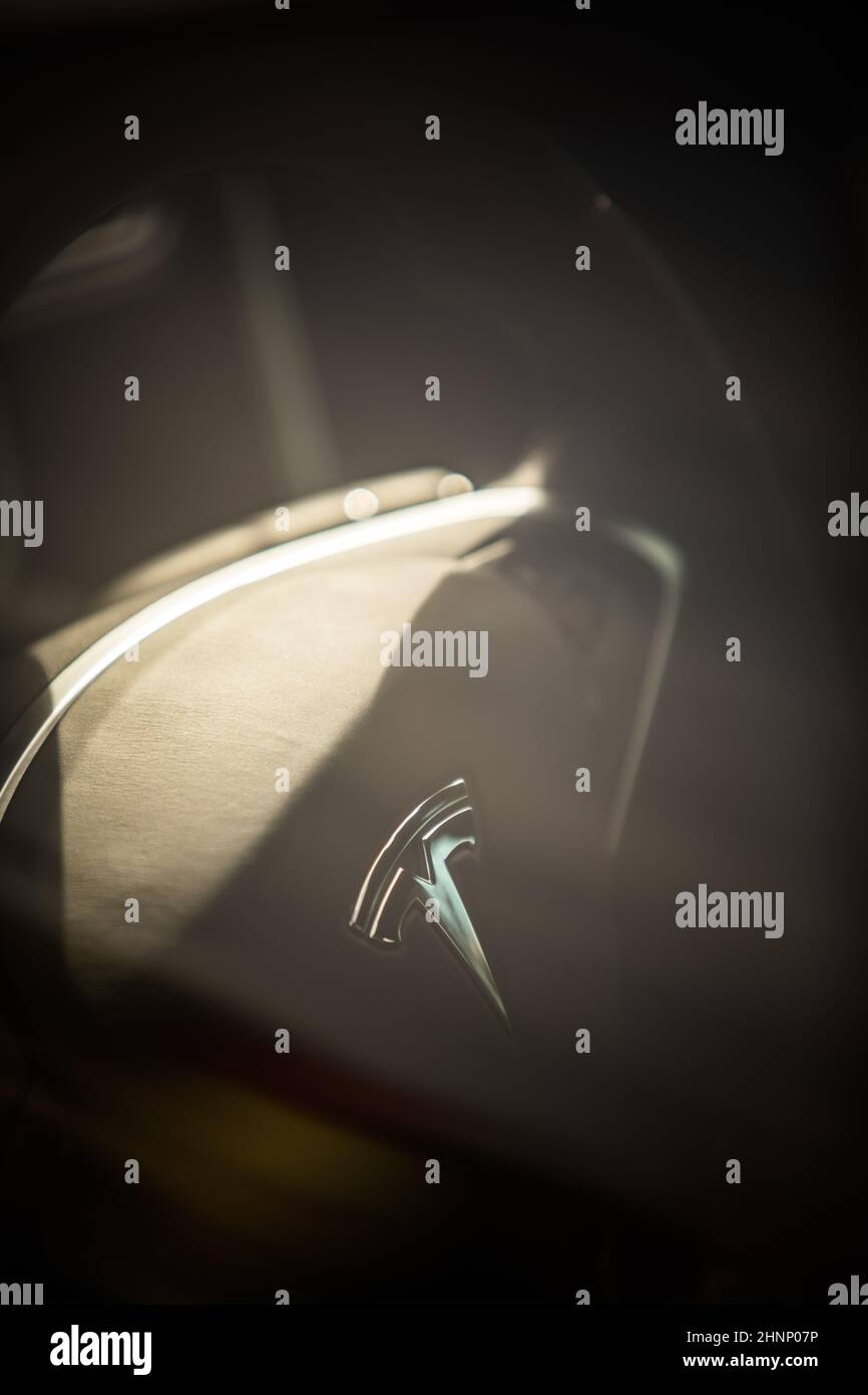 Tesla-Logo am Lenkrad Stockfoto