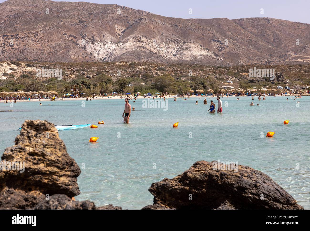 Menschen entspannen sich am berühmten rosa Korallenstrand von Elafonisi auf Kreta Stockfoto