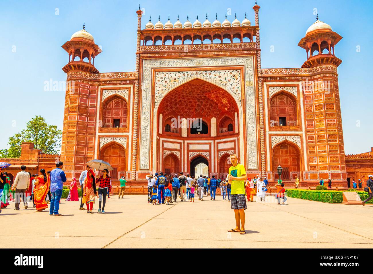 Taj Mahal Great Gate Tourist stellt Agra Uttar Pradesh Indien. Stockfoto