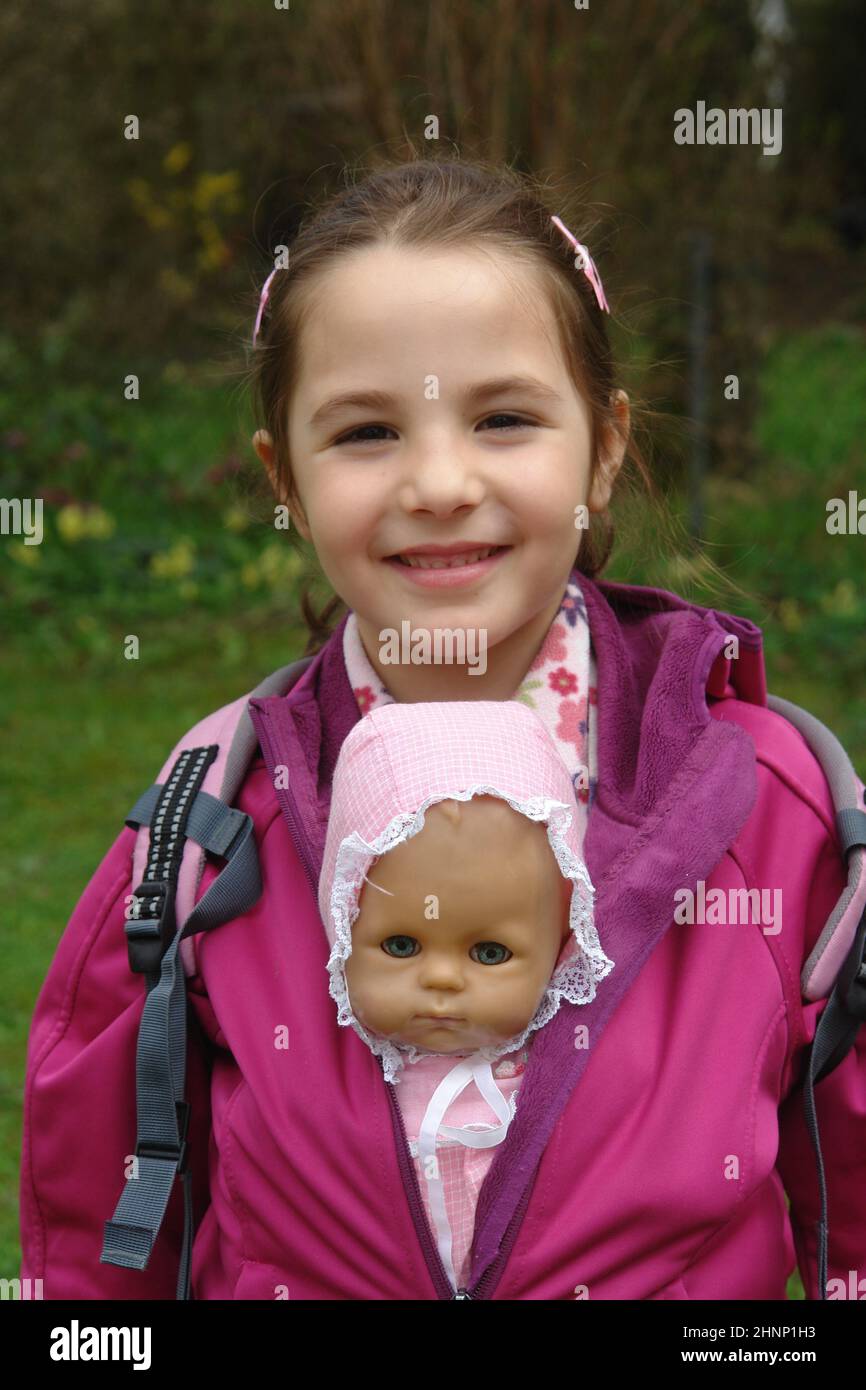 Mädchen, 6-jähriges Mädchen, lächeln, glücklich, Freude, Puppe Stockfoto
