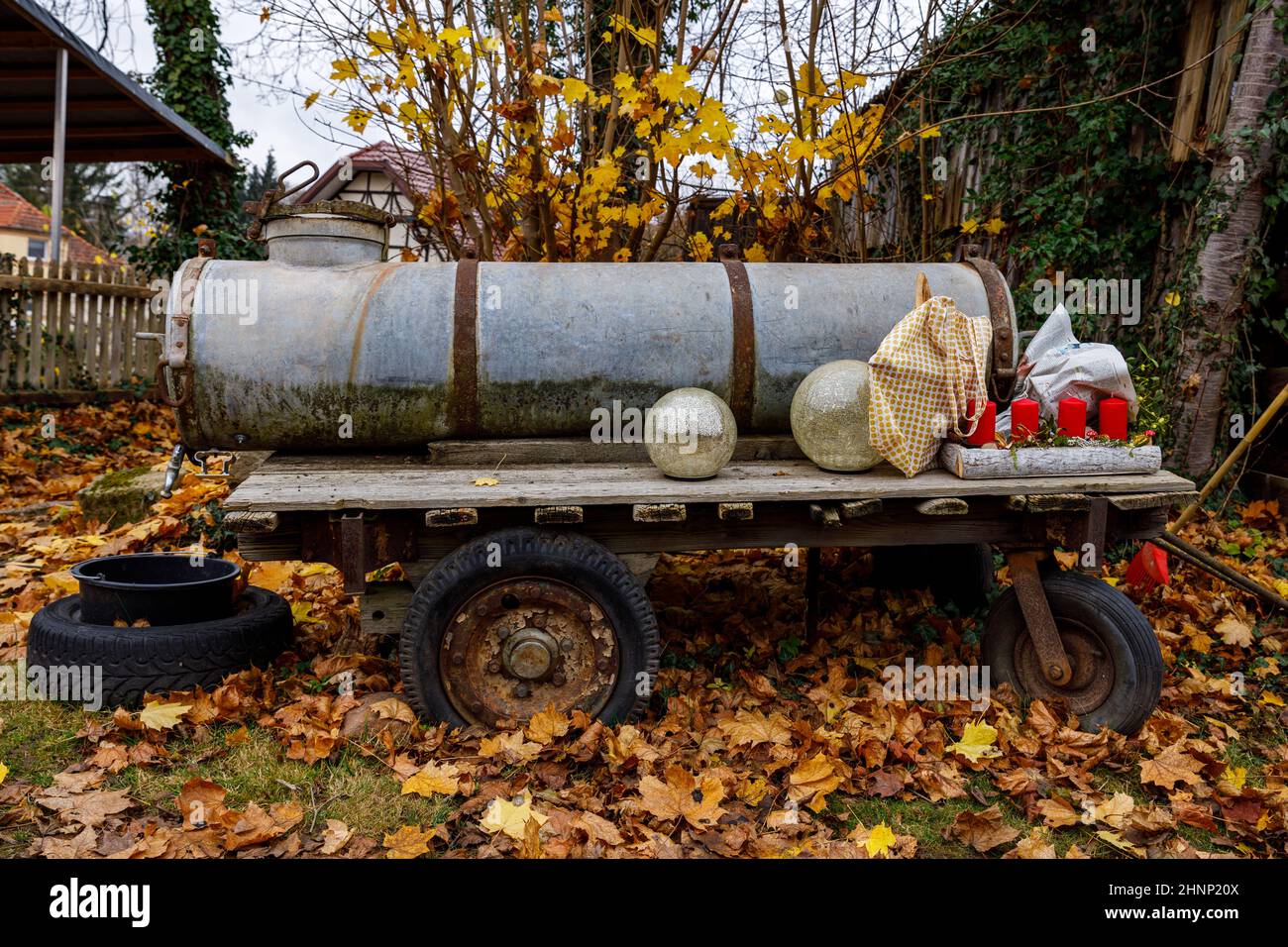 Ein altes Wasserfass für den Transport Stockfoto