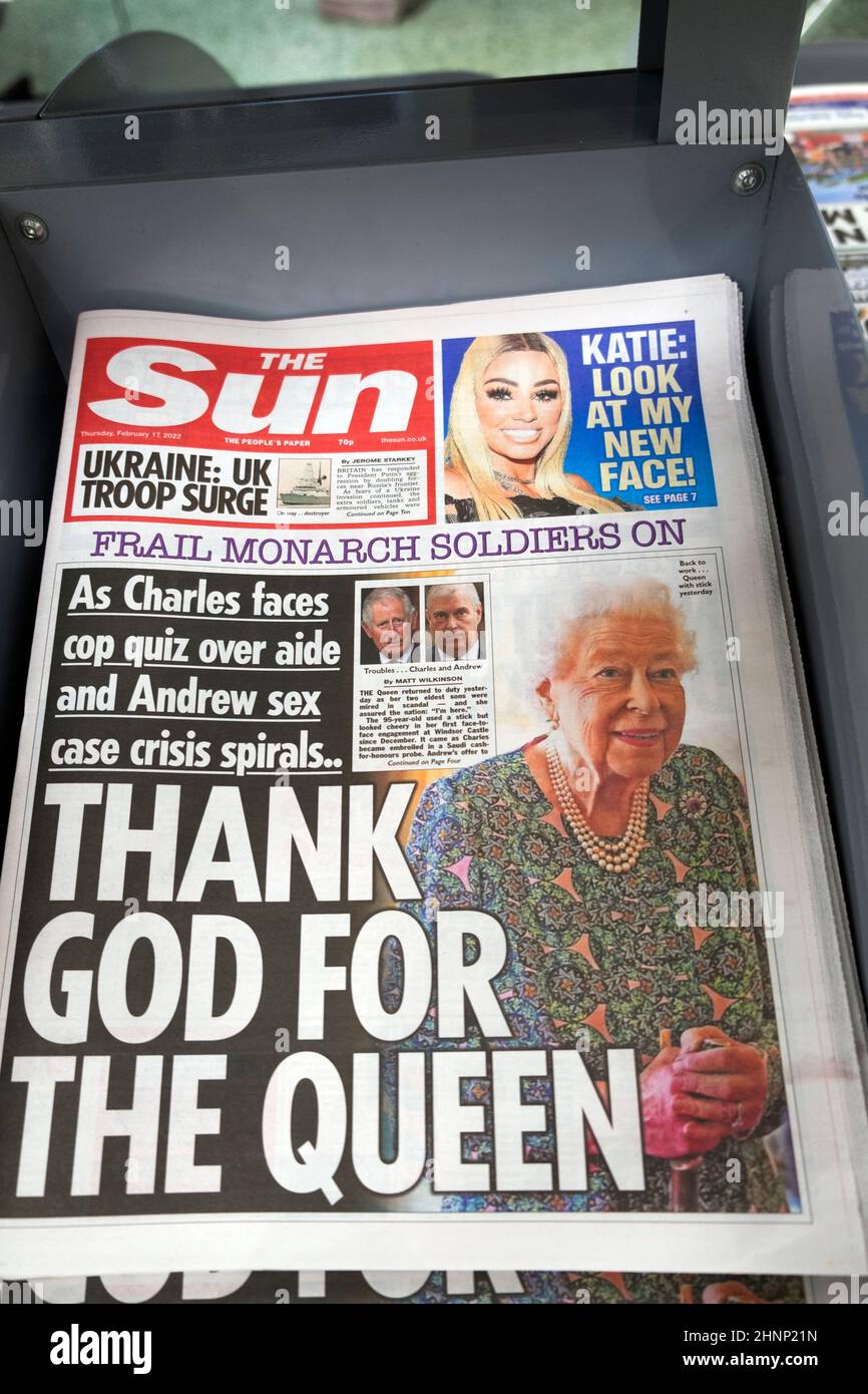 The Sun Zeitung Headline Titelseite 'Thank God for the Queen' Elizabeth II Prinz Charles Andrew am 17. Februar 2022 London England Großbritannien Stockfoto
