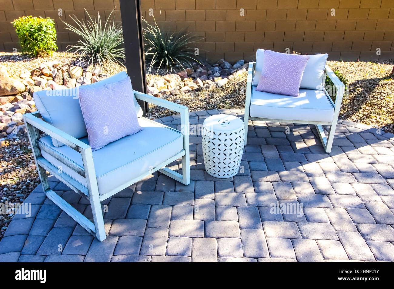 Zwei Sessel mit Kissen im hinteren Hof auf Einer Terrasse mit Pflastersteinen Stockfoto