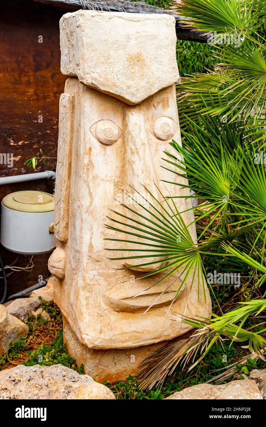 Steinkopf mit langer Nase Gartenhof Dekoration Spanien. Stockfoto