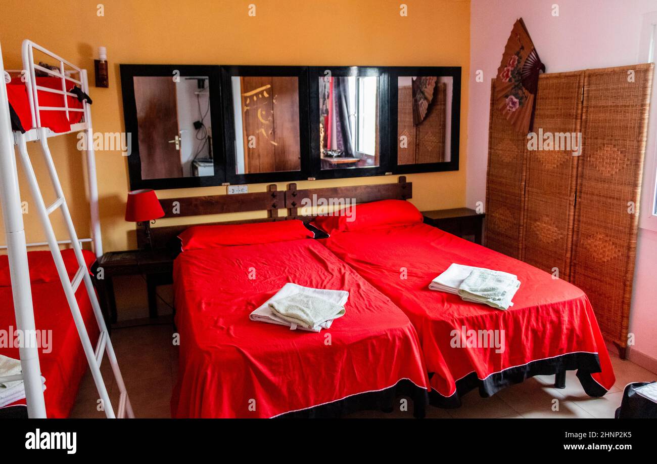 Rotes, romantisches Hostel mit gelben Wänden auf Mallorca. Stockfoto
