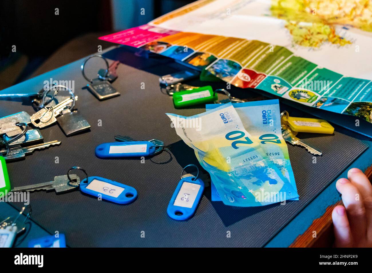Geld Euro für den Hotelzimmerschlüssel und die Karte von Mallorca. Stockfoto