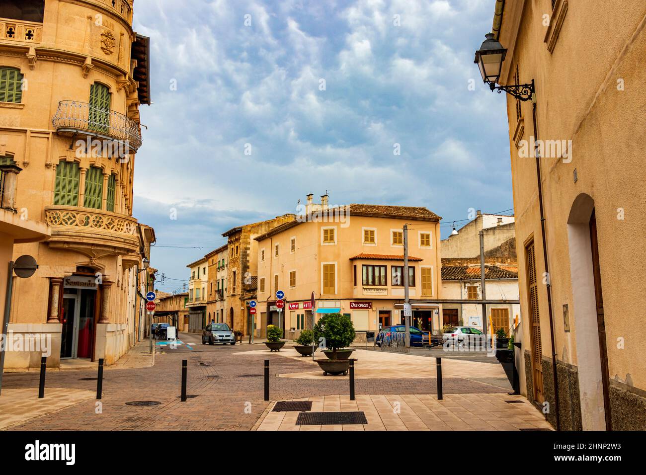 Stadtstraßen und Architektur in Campos auf Mallorca Spanien. Stockfoto