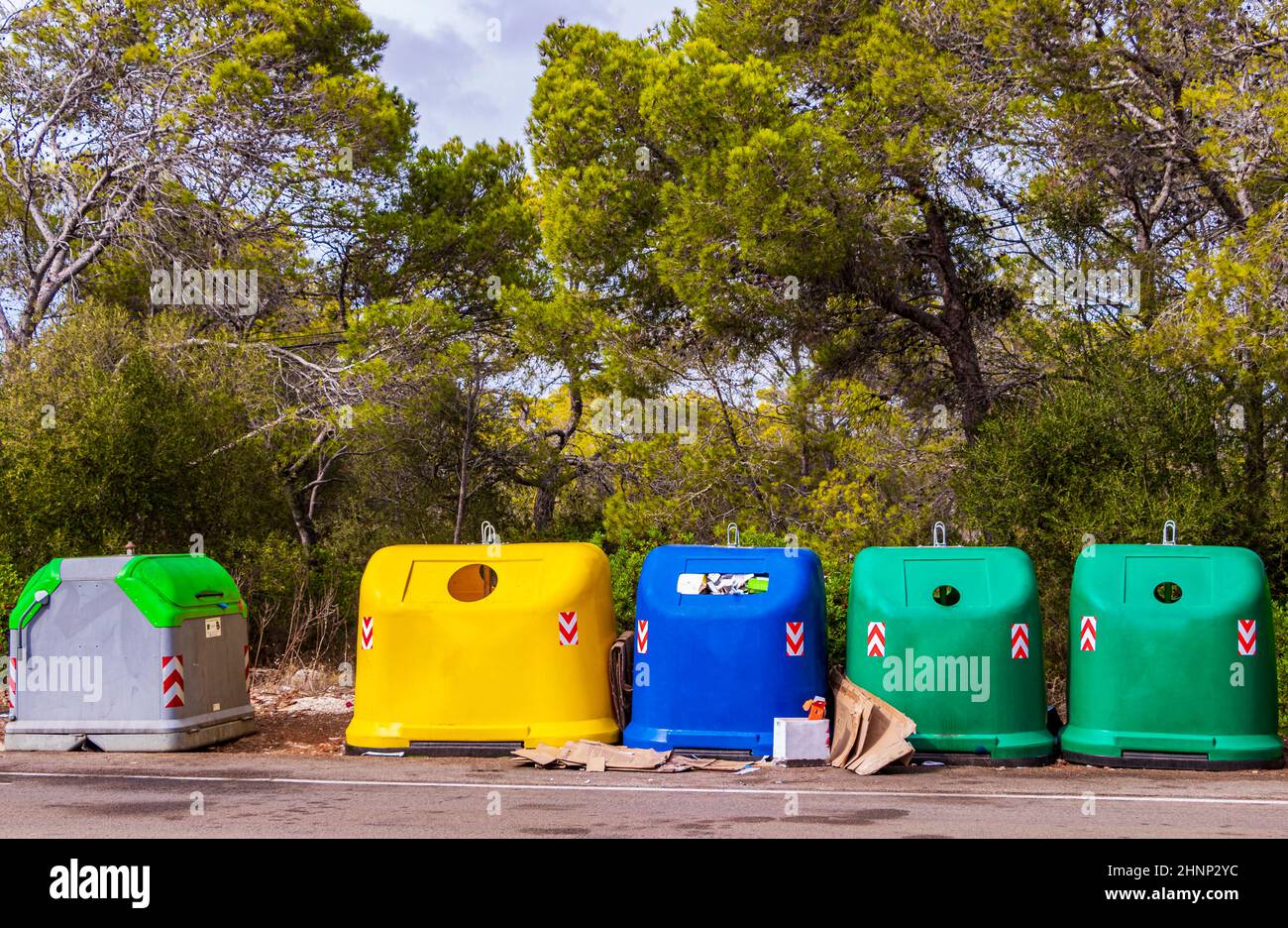 Blau-grüne und gelbe Müllcontainer auf Mallorca. Stockfoto