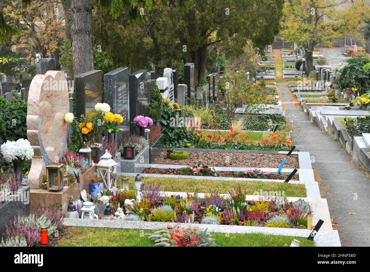 Friedhof Grinzing in Wien, Österreich, Europa - Friedhof Grinzing in Wien, Österreich, Europa Stockfoto Friedhof Grinzing in Wien, Österreich, Europa - Friedhof Grinzing in Wien, Österreich, Europa Stockfoto