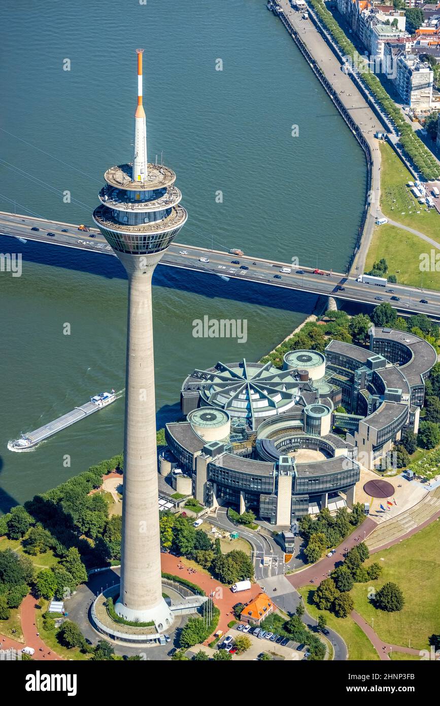 Luftaufnahme, Rheinturm und Landtag NRW am Rhein im Hafen in Düsseldorf, Rheinland, Nordrhein-Westfalen, Deutschland, DE, Düs Stockfoto