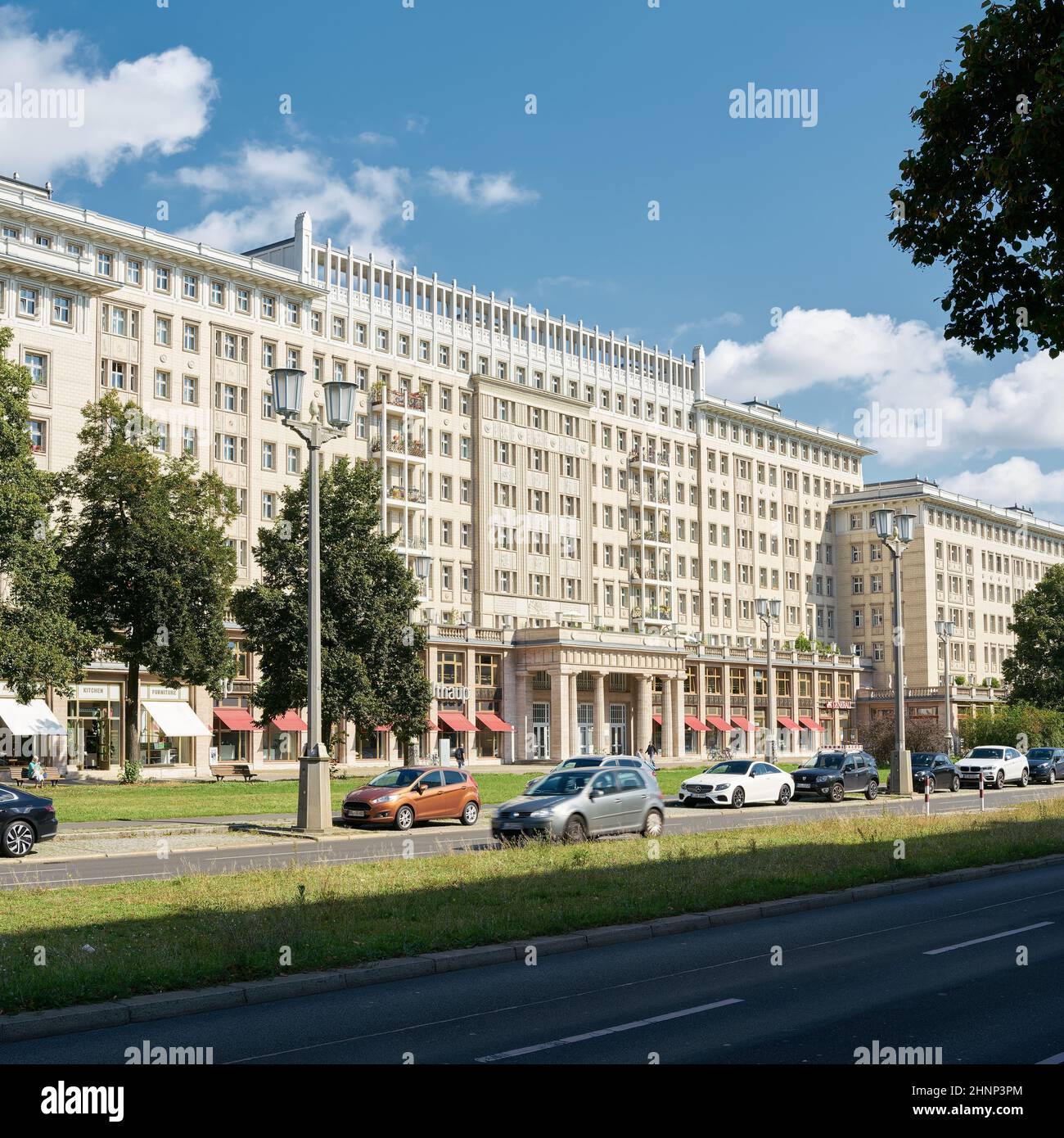 Geschäfte und Apartments in der Karl-Marx-Allee im Zentrum von Berlin. Die Karl-Marx-Allee war der Boulevard der ehemaligen DDR. Stockfoto