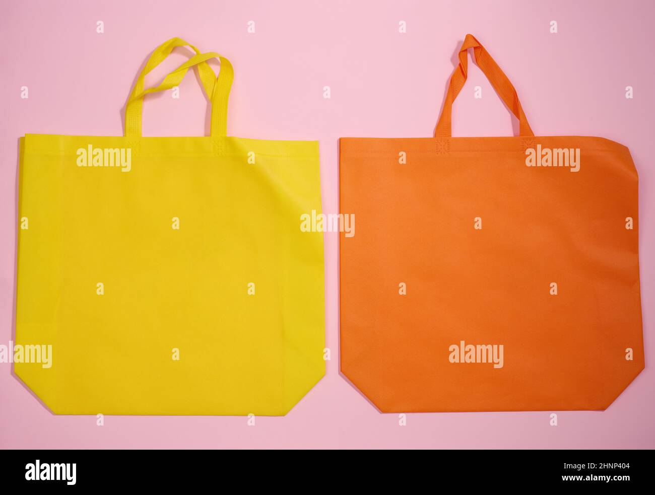 Leere Viskose umweltfreundliche Leinwand-Tragetasche für Branding auf einem rosa Hintergrund. Durchsichtige wiederverwendbare Tasche für Lebensmittel, Nachbau. Flach liegend Stockfoto