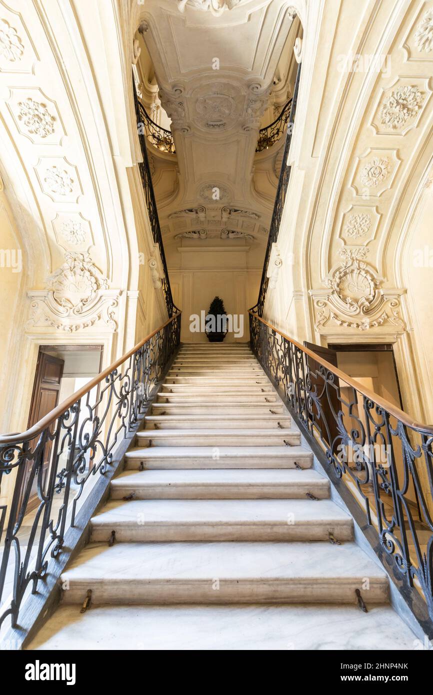 Marmortreppe im historischen Palast mit luxuriösem Interieur - Savoia Royal Palace, Turin, Italien Stockfoto