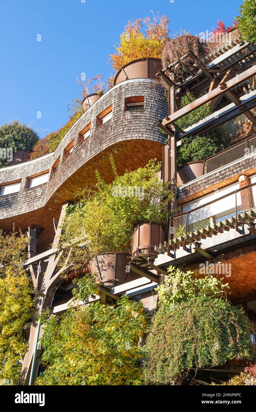 Immobilien grünes Wohngebäude in Turin, Italien. Exterieur mit modernem Design, Pflanzen und Holz integriert. Stockfoto
