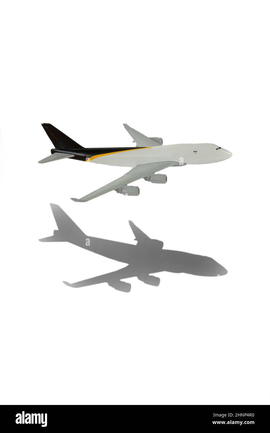 Fliegende kommerzielle Passagier Jet Flugzeug starten Flugzeug. Isoliert auf weißem Hintergrund und Kopierbereich Stockfoto