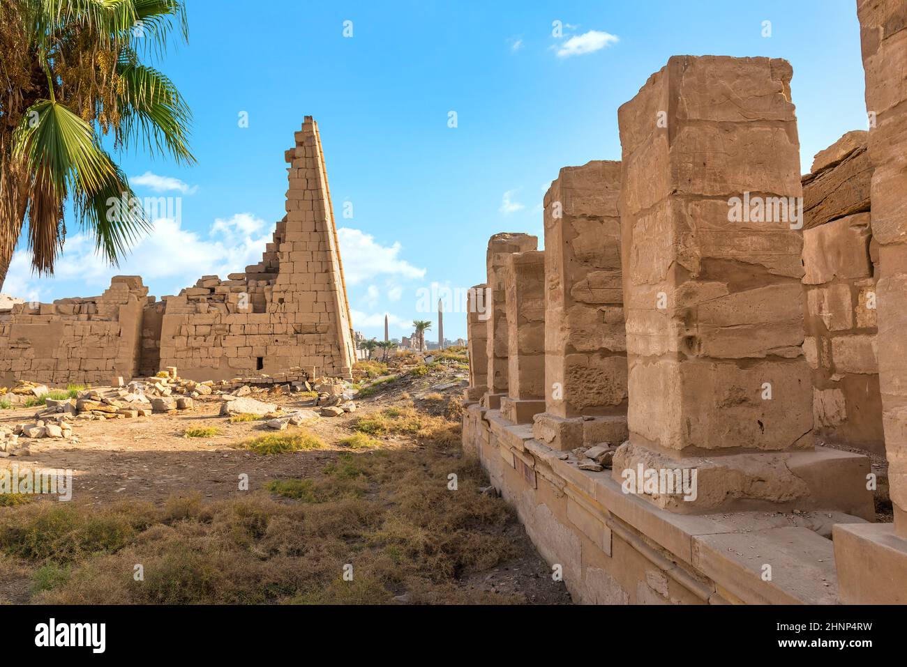 Zerstörte Halle in Karnak Stockfoto