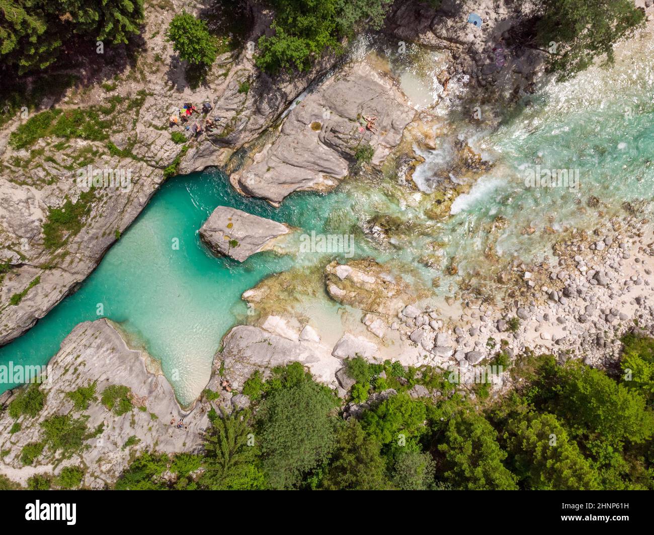Luftdrohnenaufnahme der magischen türkisfarbenen Farbe des Flusses Soca, Slowenien Stockfoto