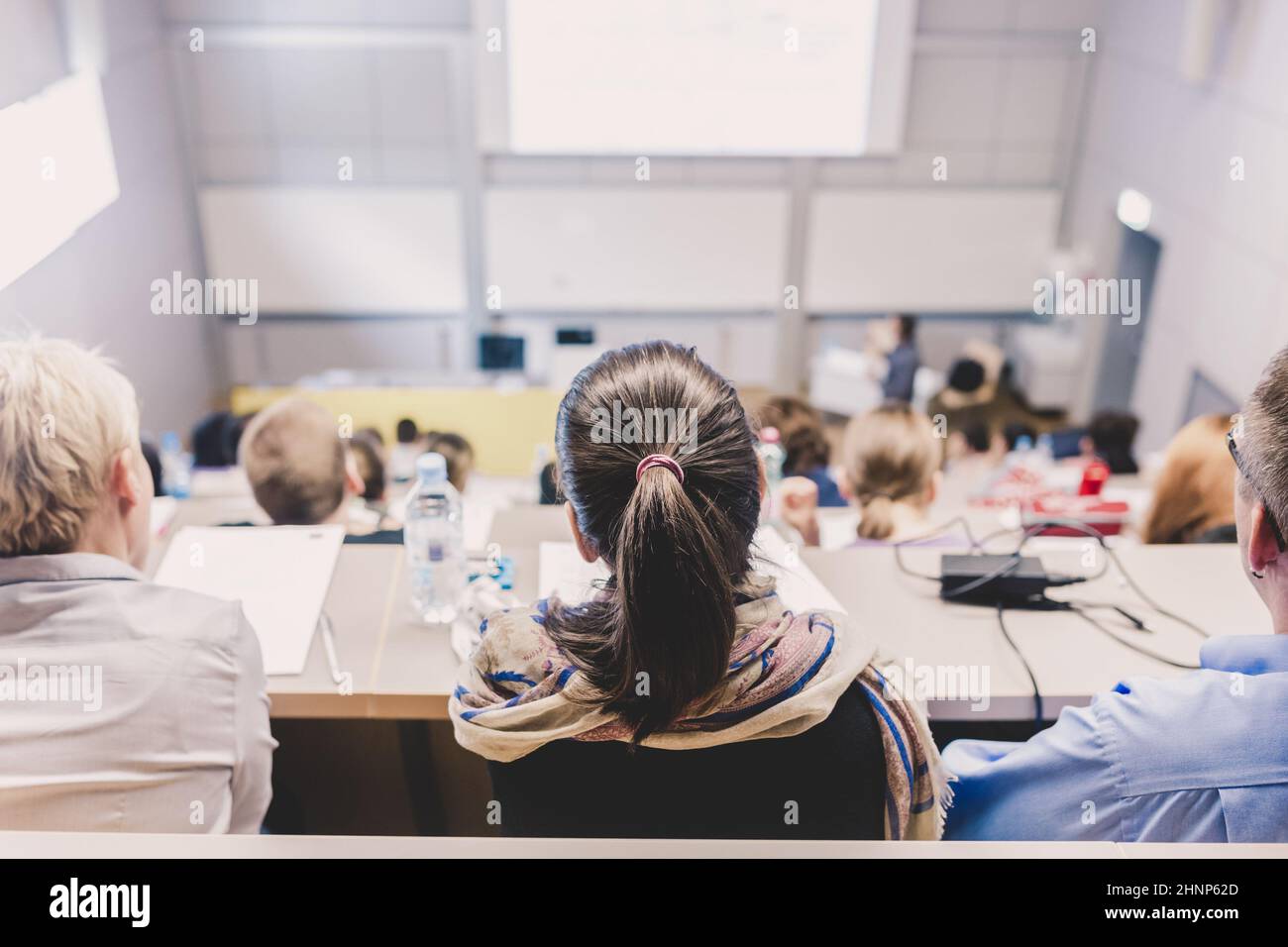 Studenten hören sich Vorträge an und machen sich Notizen. Professor hält Vortrag im Hörsaal der Universität Stockfoto