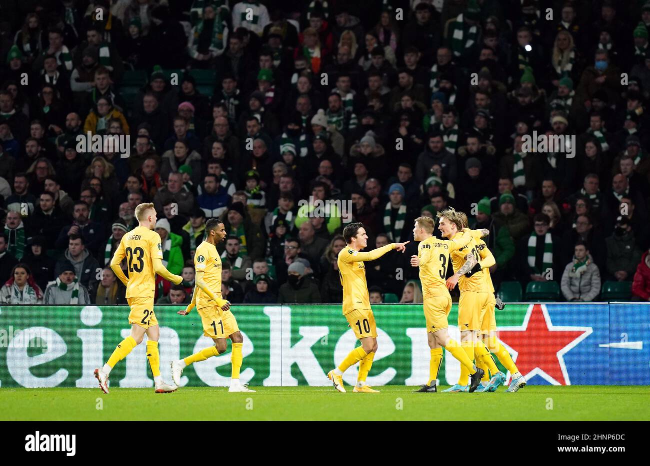 Bodo/Glimts Runar Espejord feiert das erste Tor ihrer Mannschaft im Spiel mit Teamkollegen während des UEFA Europa Conference League Last 16 First Leg-Spiels im Celtic Park, Glasgow. Bilddatum: Donnerstag, 17. Februar 2022. Stockfoto