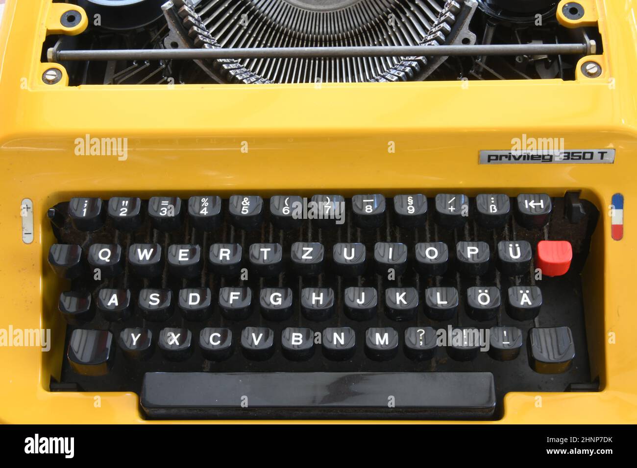 Die Tastatur einer alten Schreibmaschine aus der Zeit um 1970, 'Made in Germany' Stockfoto