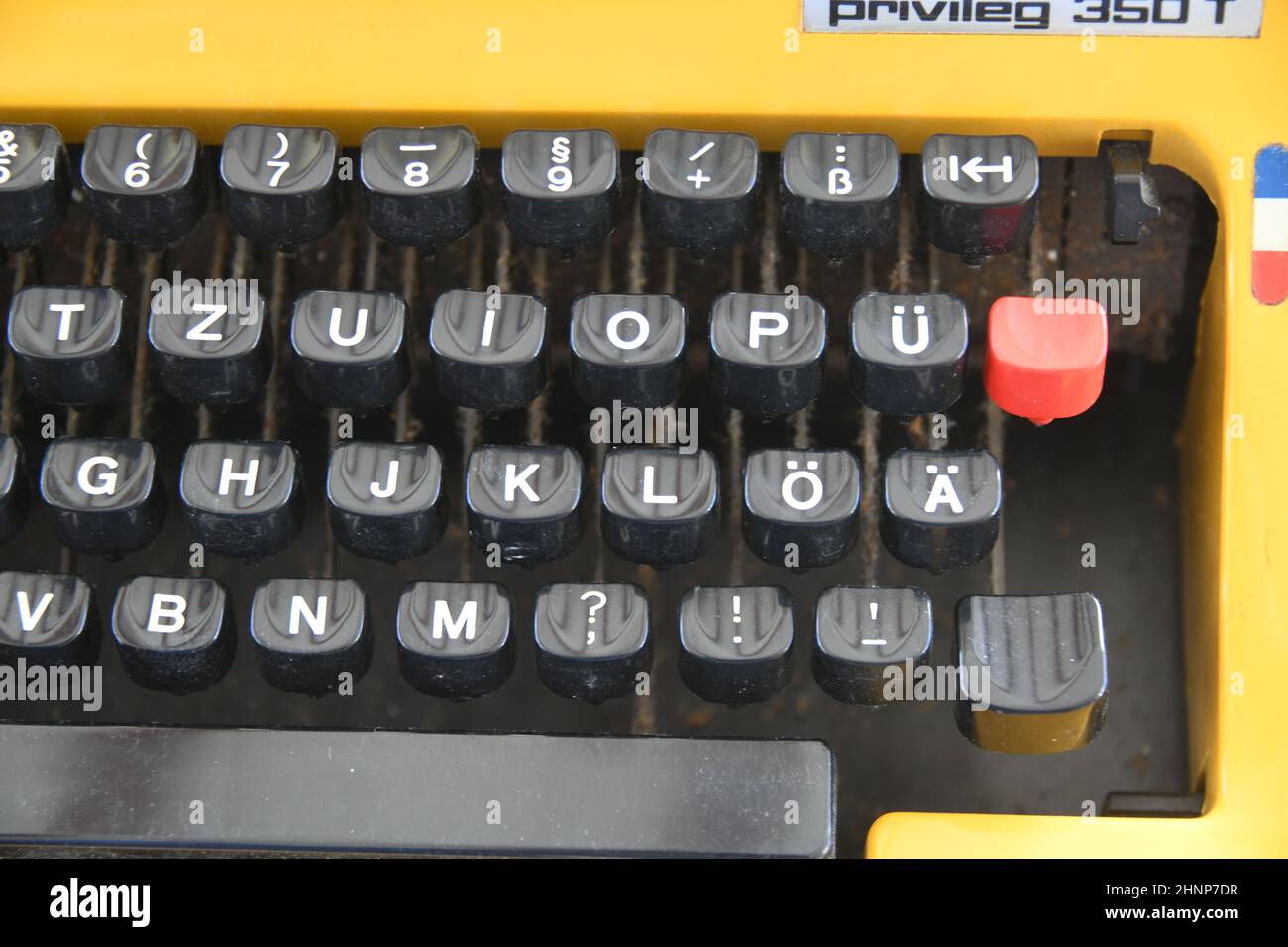 Die Tastatur einer alten Schreibmaschine aus der Zeit um 1970, 'Made in Germany' Stockfoto