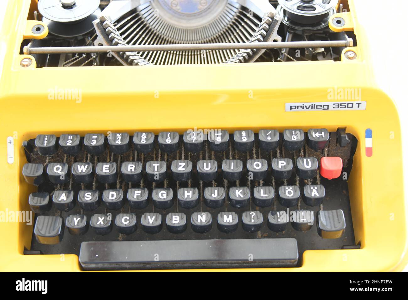 Die Tastatur einer alten Schreibmaschine aus der Zeit um 1970, 'Made in Germany' Stockfoto