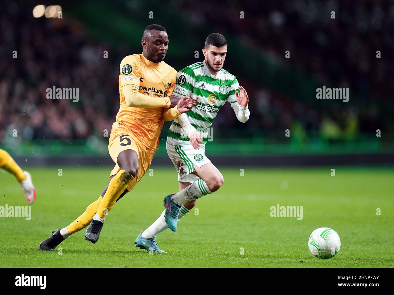 Celtic’s Liel Abada (rechts) und Bodo/Glimt's Brice Wembangomo kämpfen während des UEFA Europa Conference League Last 16 First Leg Spiels im Celtic Park, Glasgow, um den Ball. Bilddatum: Donnerstag, 17. Februar 2022. Stockfoto