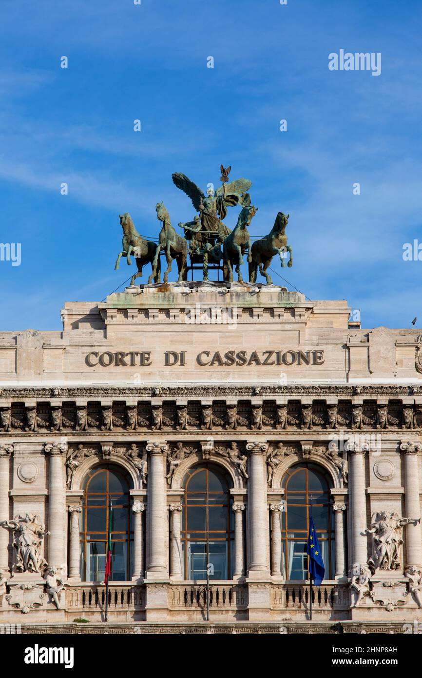 Quadriga an der Spitze des Justizpalastes Sitz des Obersten Kassationsgerichts (Corte di Cassazione), Rom, Italien Stockfoto