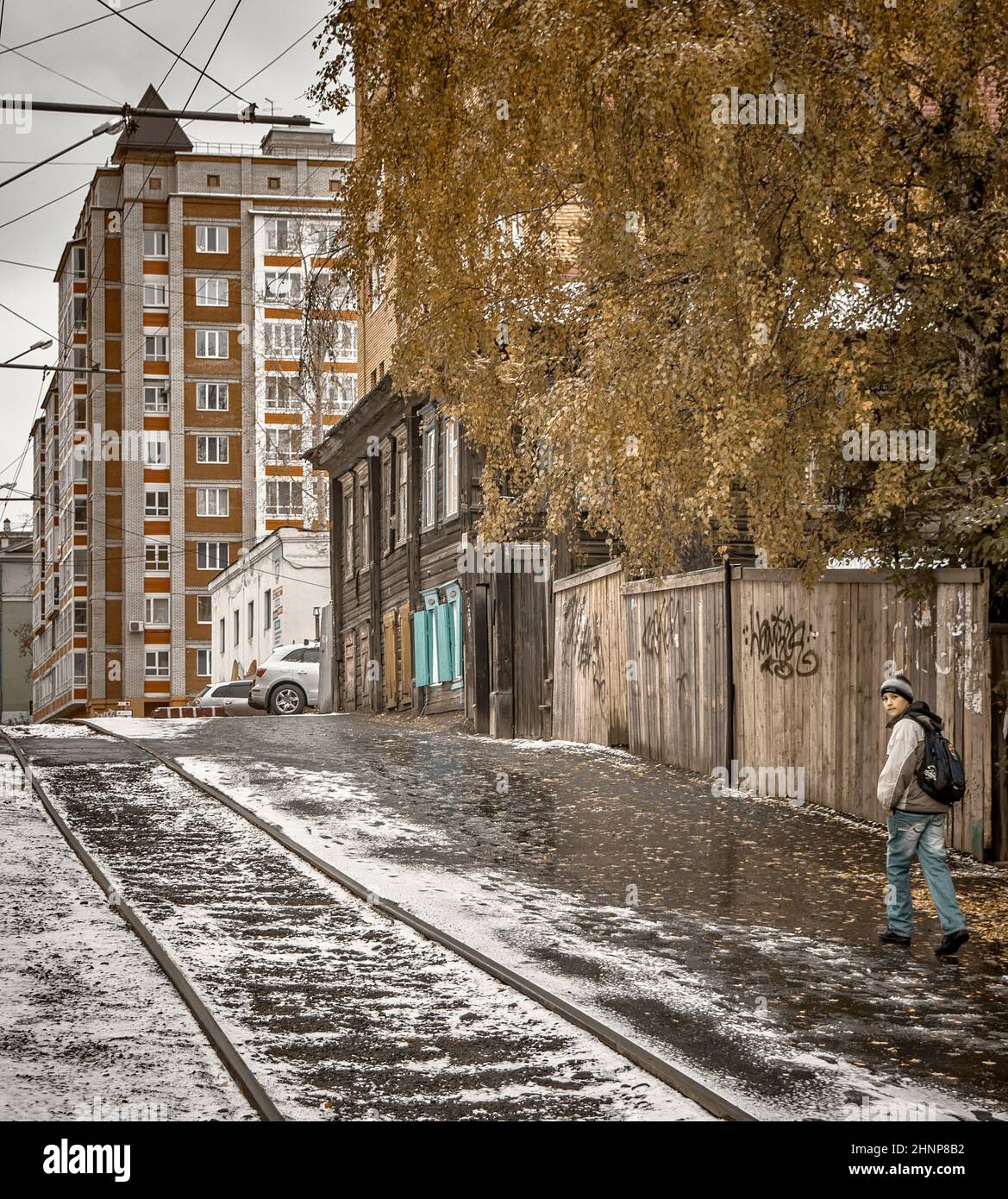 15th. Oktober 2016, Russland, Tomsk, Junge auf der Straße Stockfoto