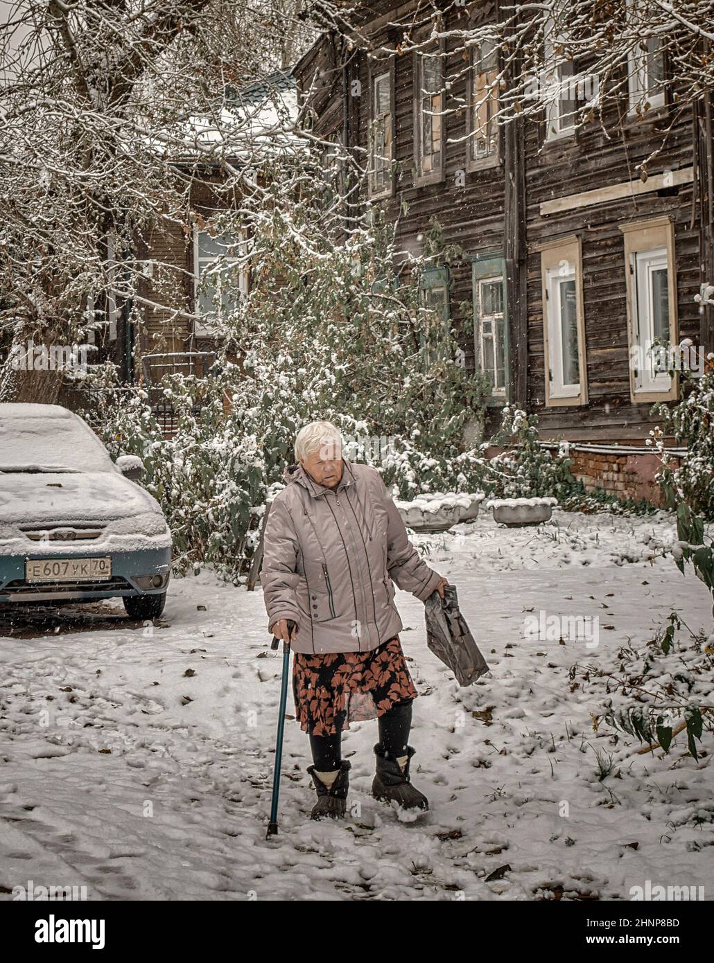 16th. Oktober 2016, Russland, Tosmk, alte Frau auf der Straße Stockfoto
