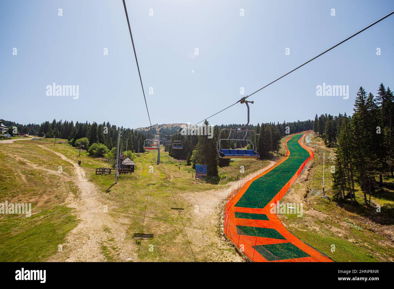 Sessellift , Sommer Panorama-Sightseeing, Blick auf den Berg Kopaonik, Serbien. Stockfoto