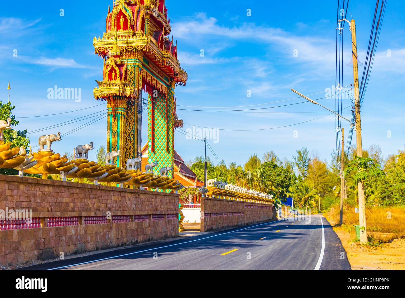 Eingangstor Wat Phadung Tham PhoThi Tempel Khao Lak Thailand. Stockfoto