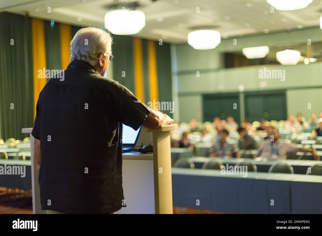 Hochrangige Redner Vortrag auf wissenschaftlichen Konferenz. Stockfoto
