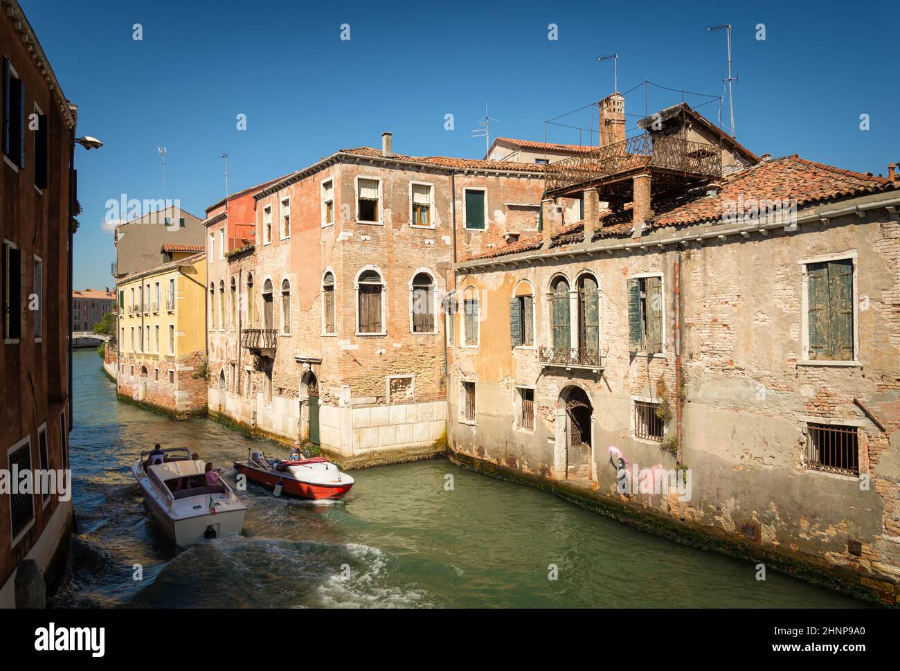 Motorboote an einem Kanal in Venedig Stockfoto