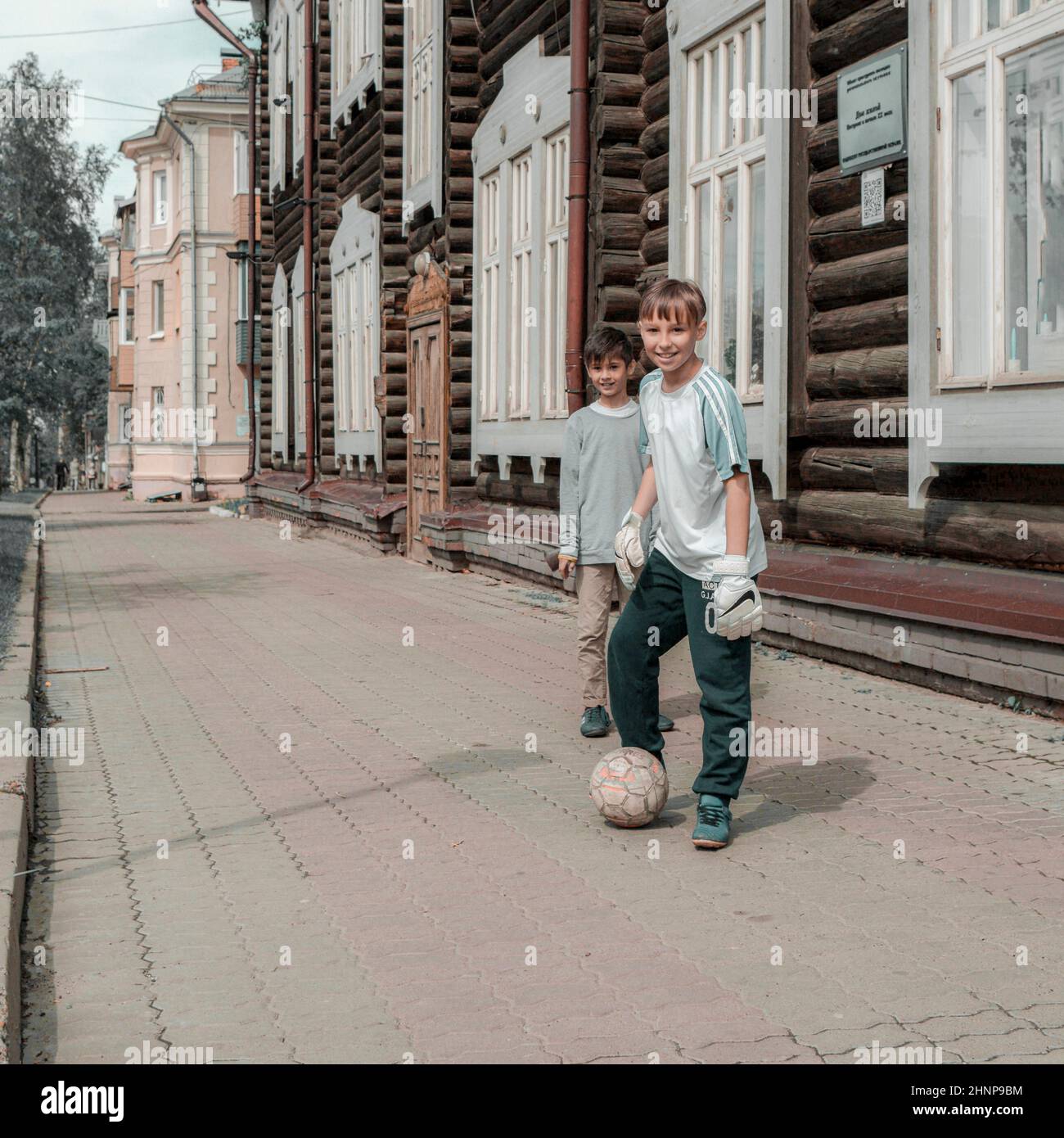 1st. Juni 2019, Russland, Tomsk, Jungen spielen Fußball auf der Straße Stockfoto