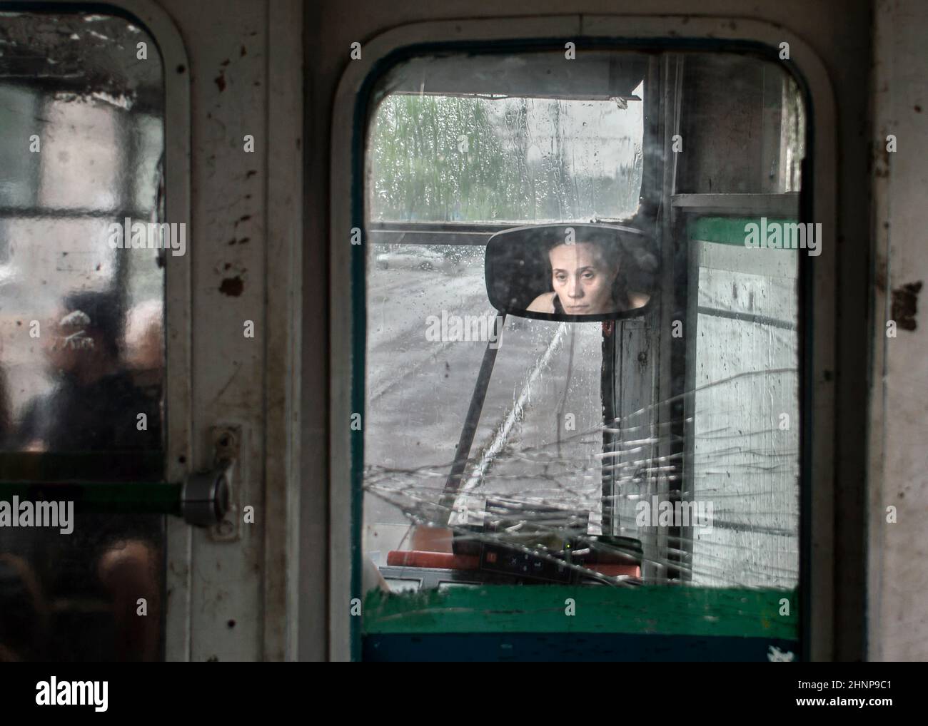 10th. Juni 2018, Russland, Tomsk, ein Portait des Straßenbahnfahrers in einer Rückansicht Mirrow Stockfoto