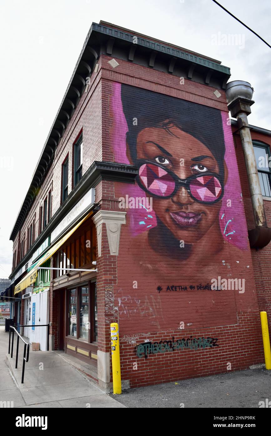 Ein Wandgemälde mit der Darstellung von Aretha Franklin von Desiree Kelly an der Ecke der Winder St & Russel St im Eastern Market, Detroit, Michigan, USA. Stockfoto