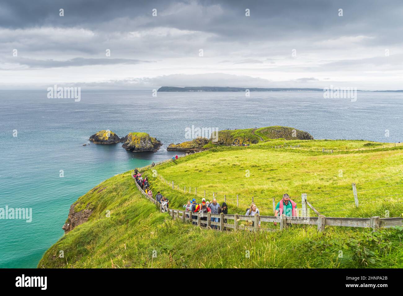 Menschen auf dem Fußweg zur Carrick a Rede Seilbrücke, Nordirland Stockfoto
