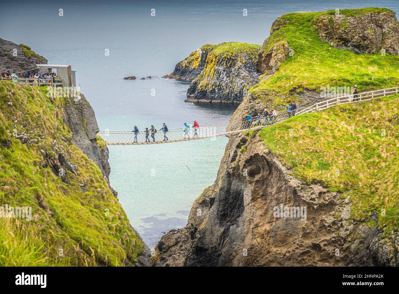 Nahaufnahme der Menschen auf der Carrick a Rede-Seilbrücke, Nordirland Stockfoto