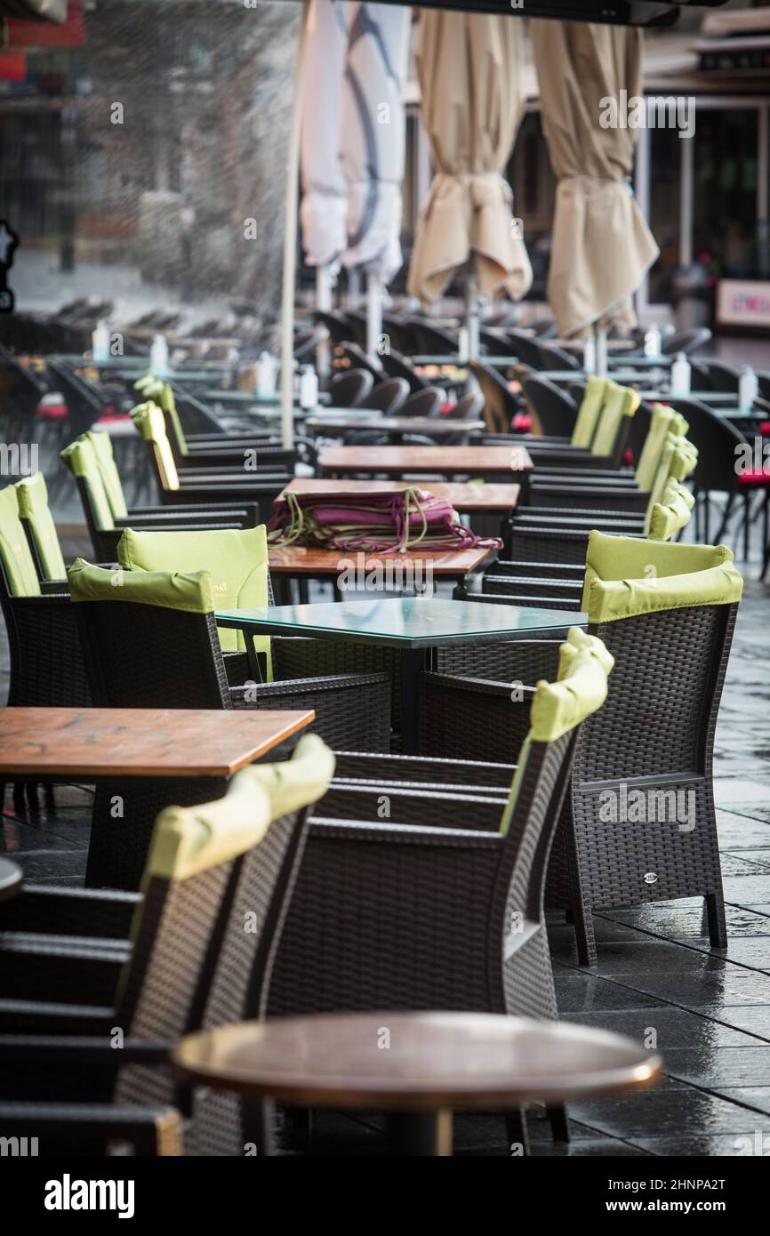 Leere Stühle und Tische auf einer Freiluftterrasse Stockfoto